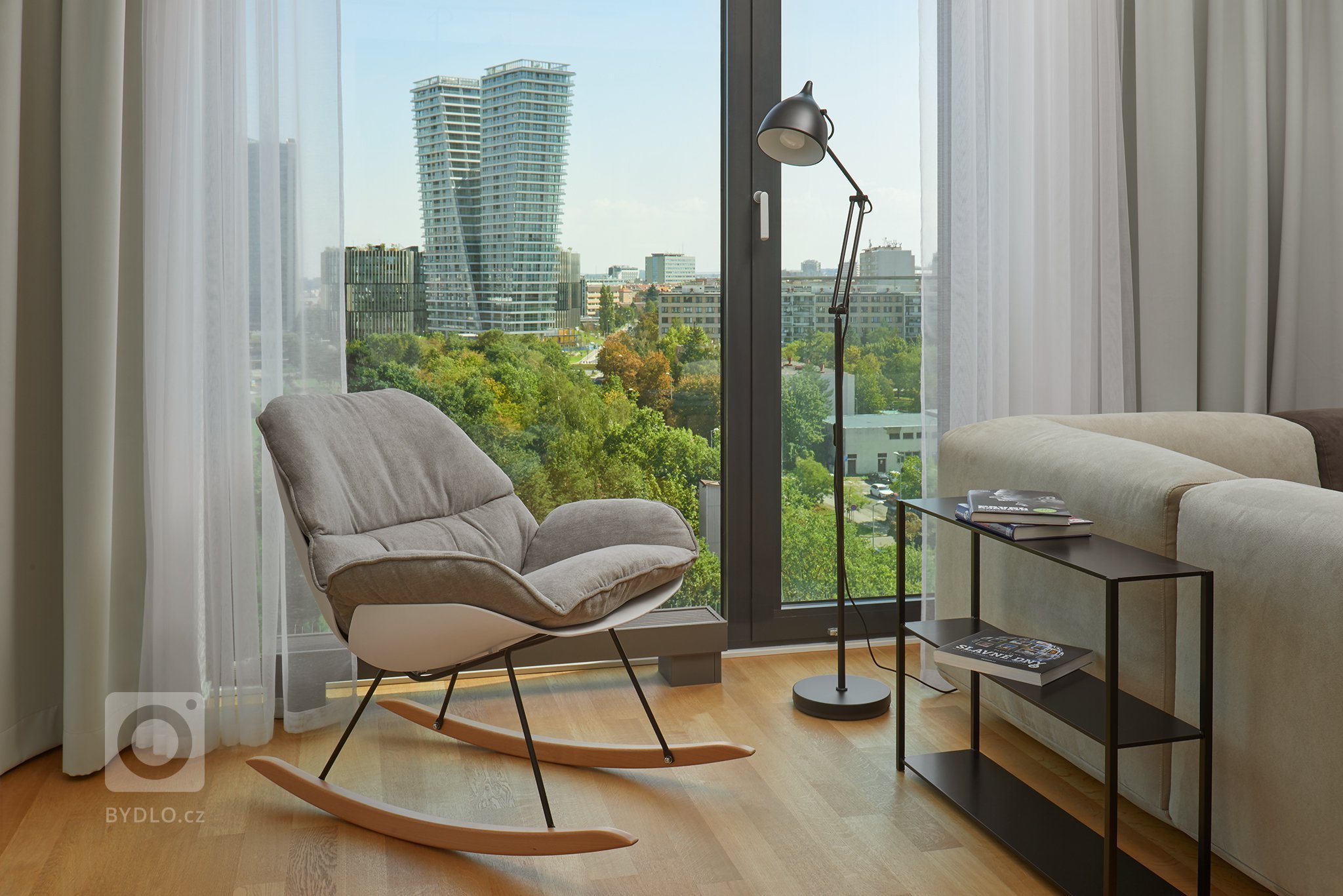 Návrh a realizace tohoto bytu byl velkou výzvou, jelikož součástí mělo být i nahrávací studio určené pro tvorbu YouTube videí. Základními prvky návrhu se staly…