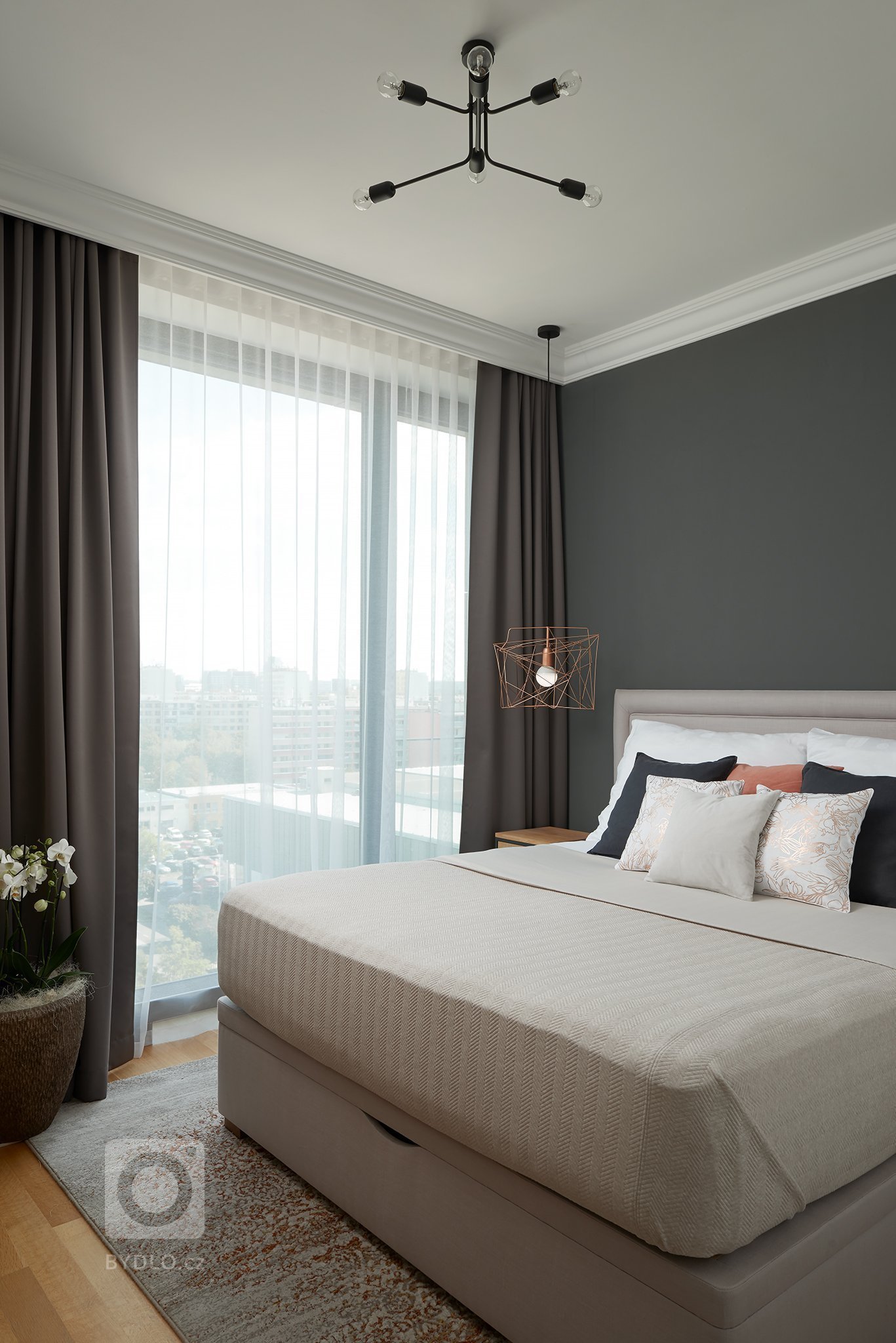 Návrh a realizace tohoto bytu byl velkou výzvou, jelikož součástí mělo být i nahrávací studio určené pro tvorbu YouTube videí. Základními prvky návrhu se staly…