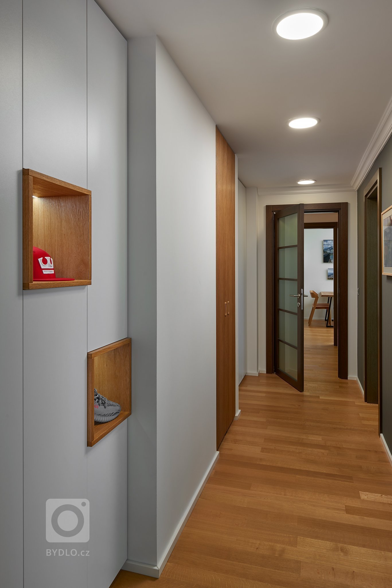 Návrh a realizace tohoto bytu byl velkou výzvou, jelikož součástí mělo být i nahrávací studio určené pro tvorbu YouTube videí. Základními prvky návrhu se staly…