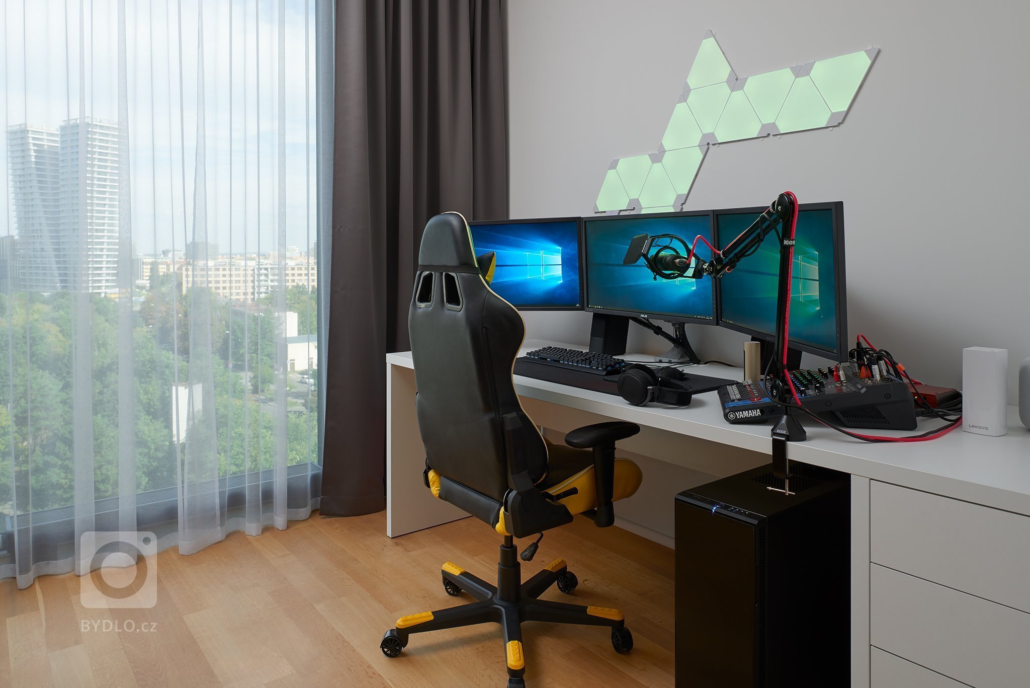 Návrh a realizace tohoto bytu byl velkou výzvou, jelikož součástí mělo být i nahrávací studio určené pro tvorbu YouTube videí. Základními prvky návrhu se staly…