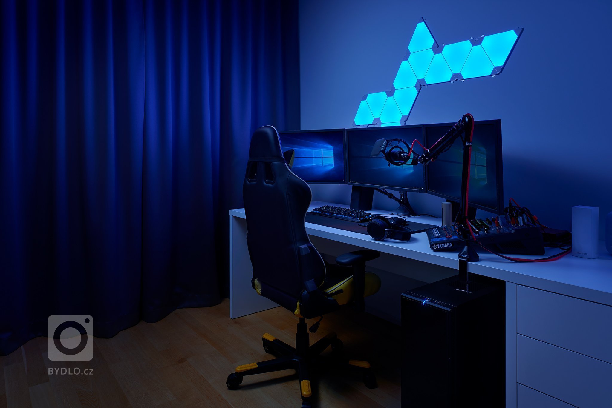 Návrh a realizace tohoto bytu byl velkou výzvou, jelikož součástí mělo být i nahrávací studio určené pro tvorbu YouTube videí. Základními prvky návrhu se staly…