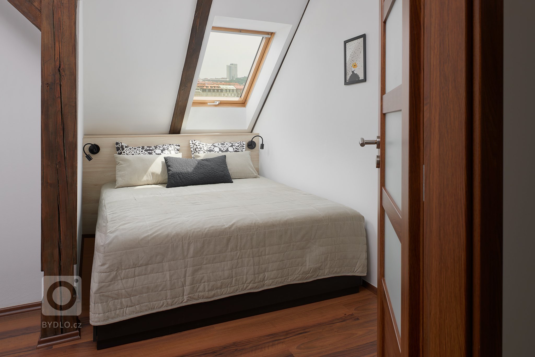 Realizace bytu, která plynule navazovala na již fungující projekt (Byt ke krátkodobým pronájmům I).

Předmětem projektu byl opět dvoupokojový byt s…