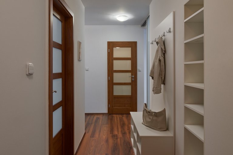 Realizace bytu, která plynule navazovala na již fungující projekt (Byt ke krátkodobým pronájmům I).

Předmětem projektu byl opět dvoupokojový byt s…