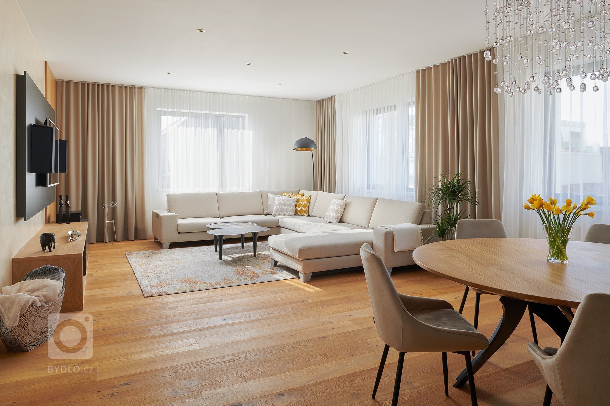 Velkometrážní byt ve druhém patře rezidenčního bytového domu v&nbsp;klidné části Prahy nabízí dostatek prostoru pro bydlení, práci i relaxaci čtyřčlenné rodiny…