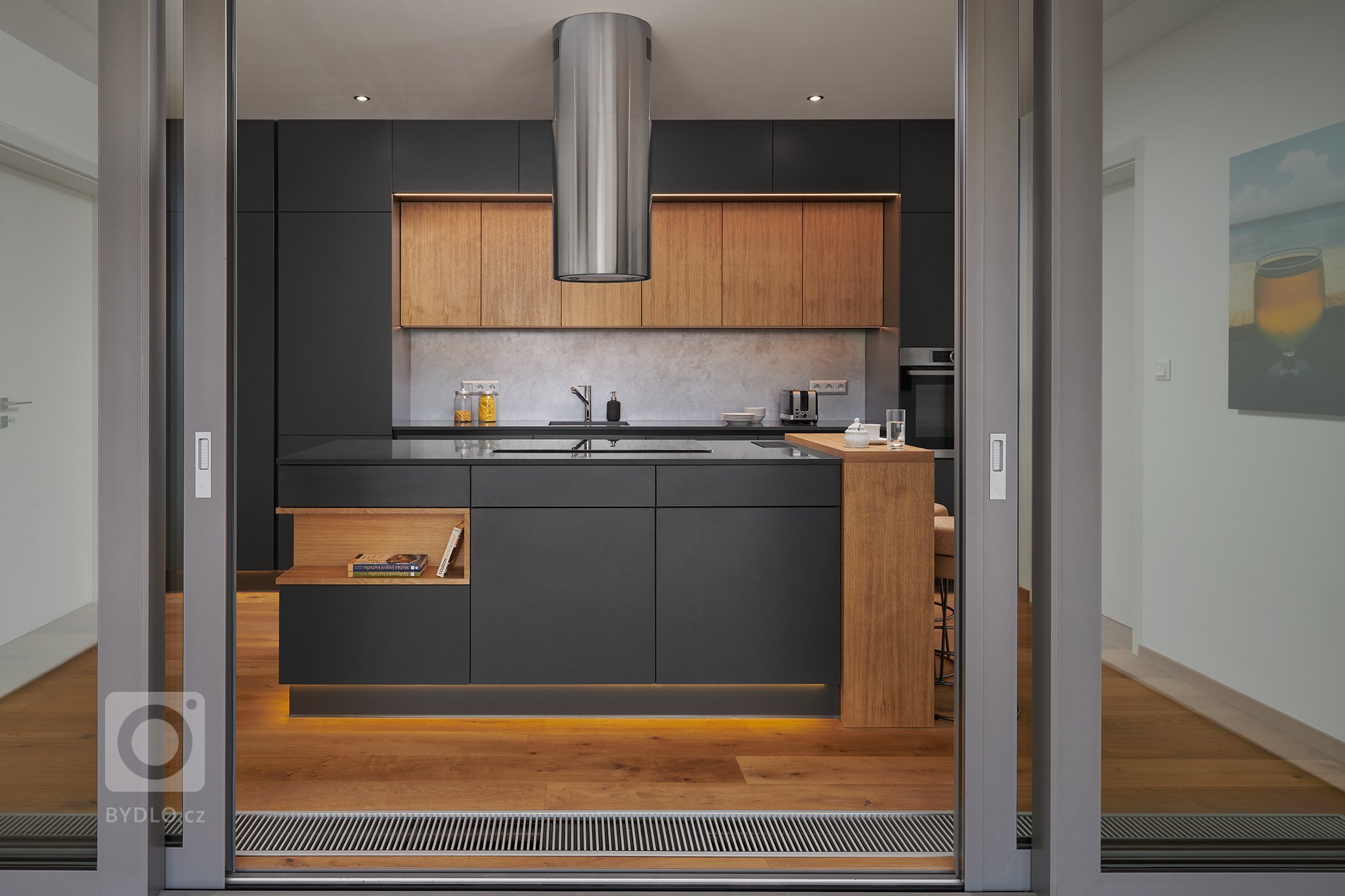 Velkometrážní byt ve druhém patře rezidenčního bytového domu v&nbsp;klidné části Prahy nabízí dostatek prostoru pro bydlení, práci i relaxaci čtyřčlenné rodiny…