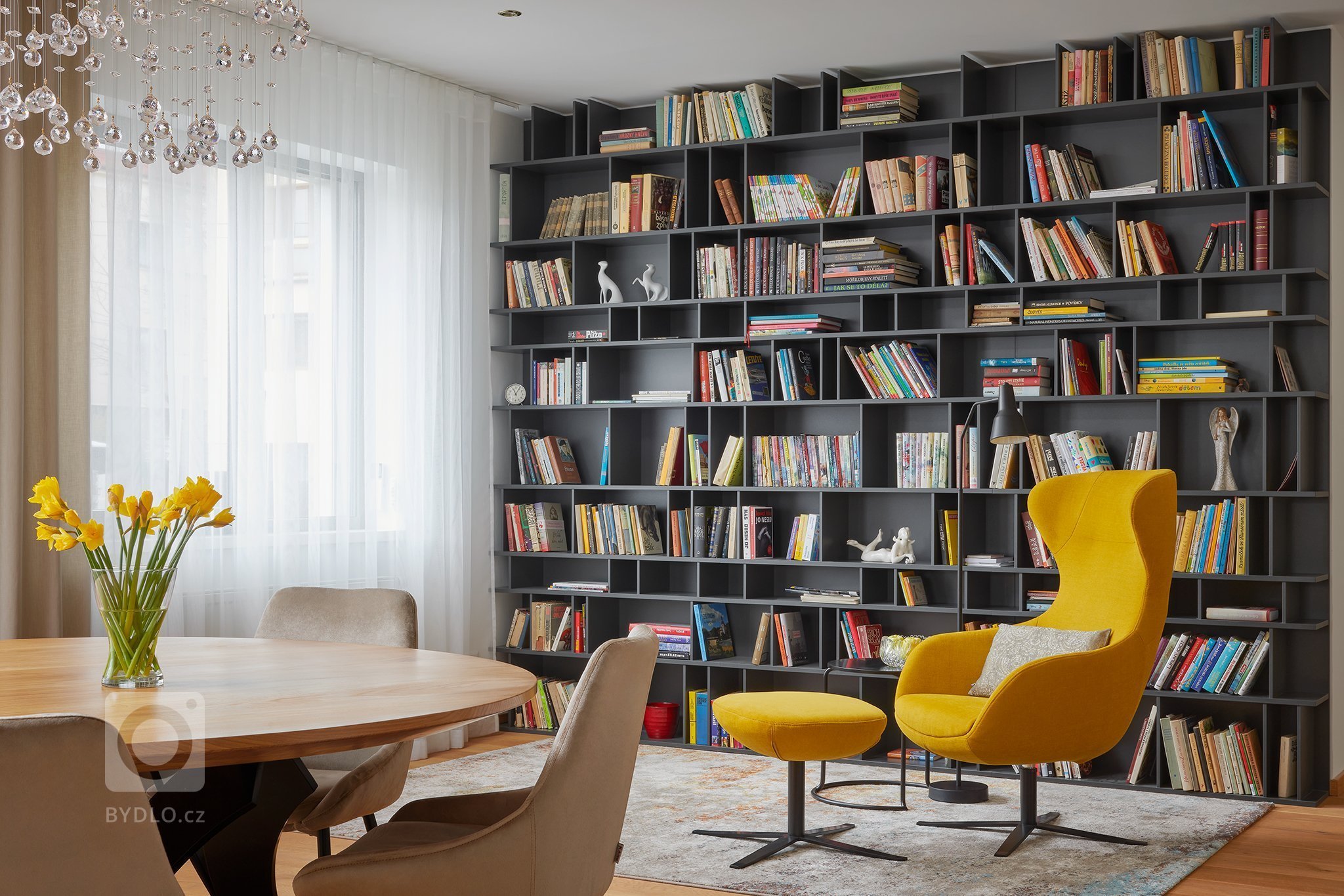 Velkometrážní byt ve druhém patře rezidenčního bytového domu v&nbsp;klidné části Prahy nabízí dostatek prostoru pro bydlení, práci i relaxaci čtyřčlenné rodiny…