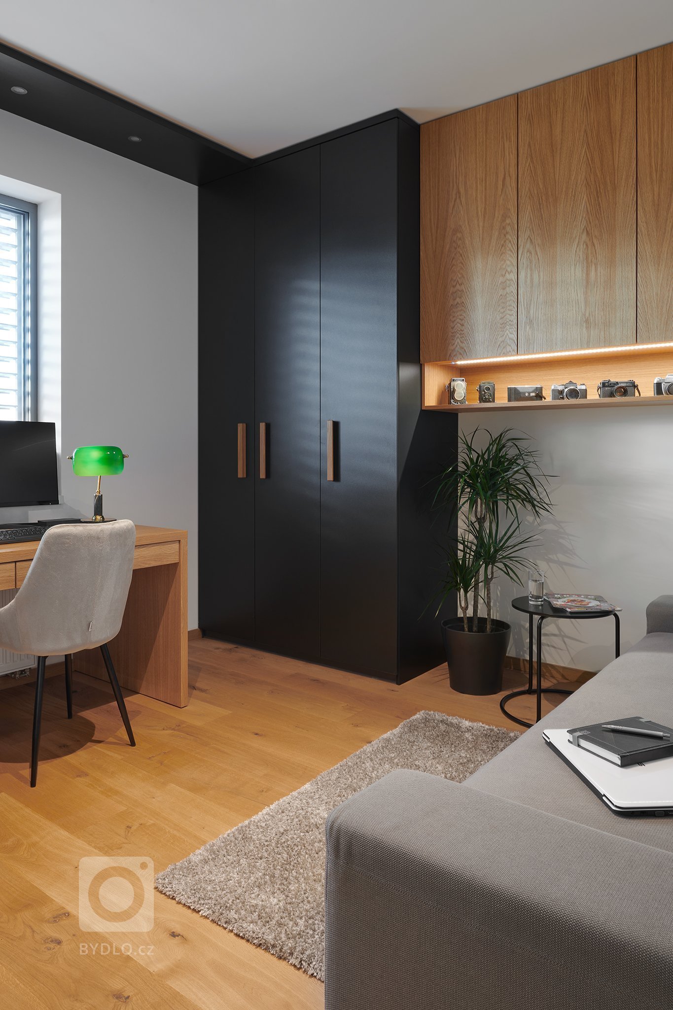 Velkometrážní byt ve druhém patře rezidenčního bytového domu v&nbsp;klidné části Prahy nabízí dostatek prostoru pro bydlení, práci i relaxaci čtyřčlenné rodiny…