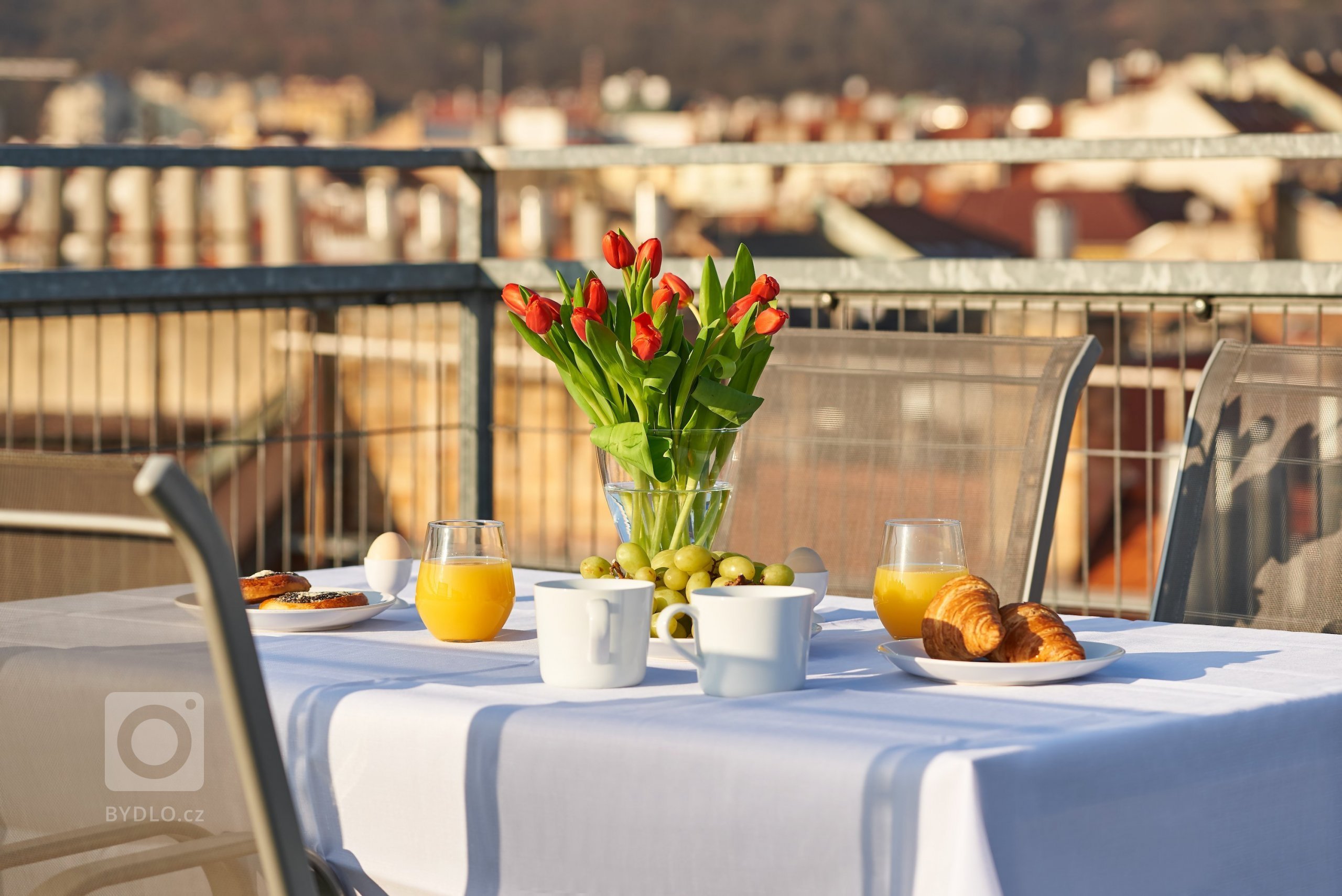 Přáním klienta bylo vytvořit neutrální, příjemný prostor s domácí atmosférou. Interiérové vybavení bylo potřeba do jisté míry podřídit stávajícímu zařízení …