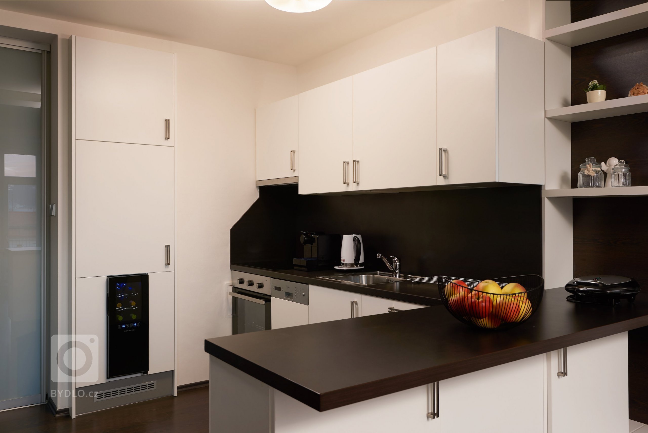 Přáním klienta bylo vytvořit neutrální, příjemný prostor s domácí atmosférou. Interiérové vybavení bylo potřeba do jisté míry podřídit stávajícímu zařízení …