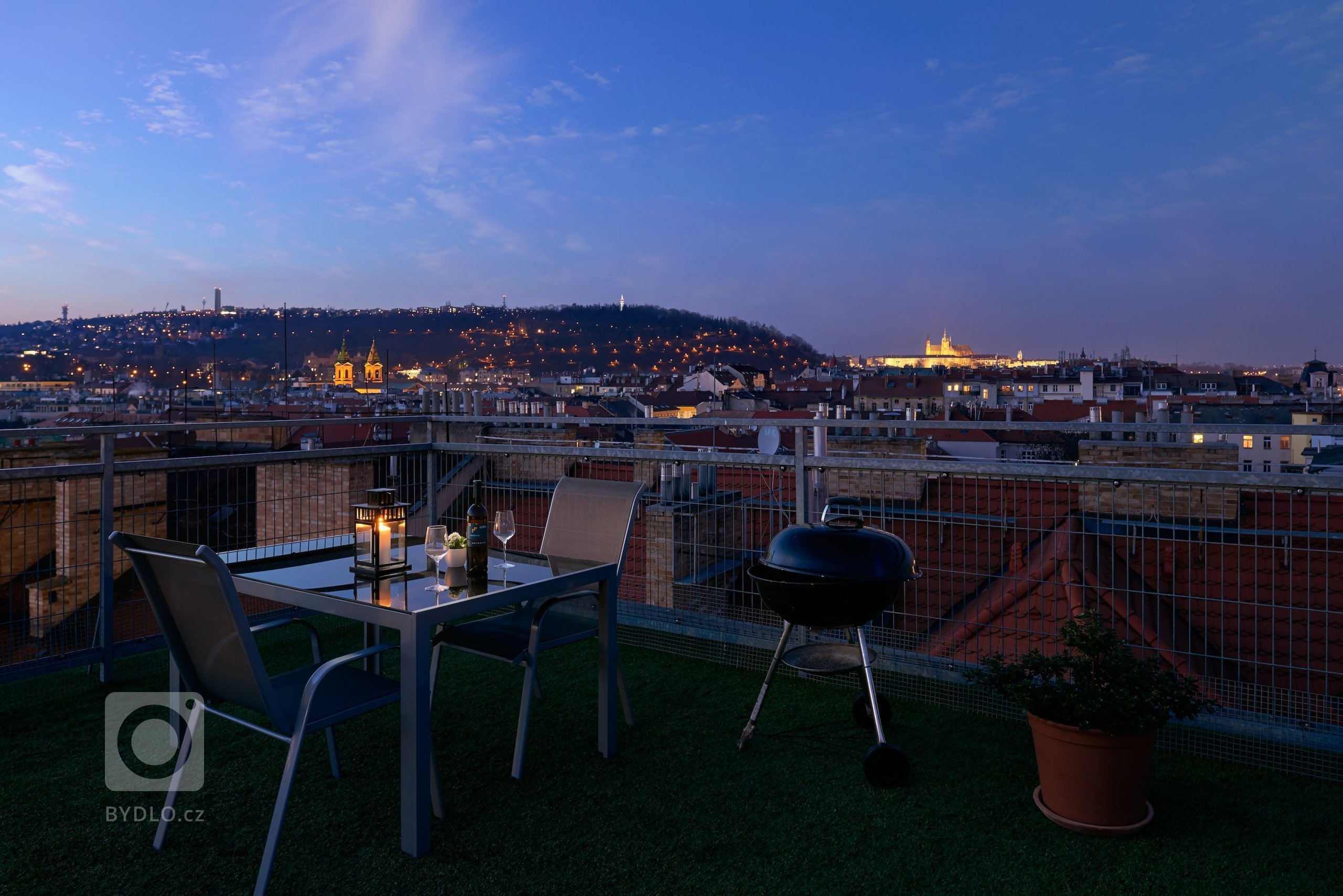 Přáním klienta bylo vytvořit neutrální, příjemný prostor s domácí atmosférou. Interiérové vybavení bylo potřeba do jisté míry podřídit stávajícímu zařízení …