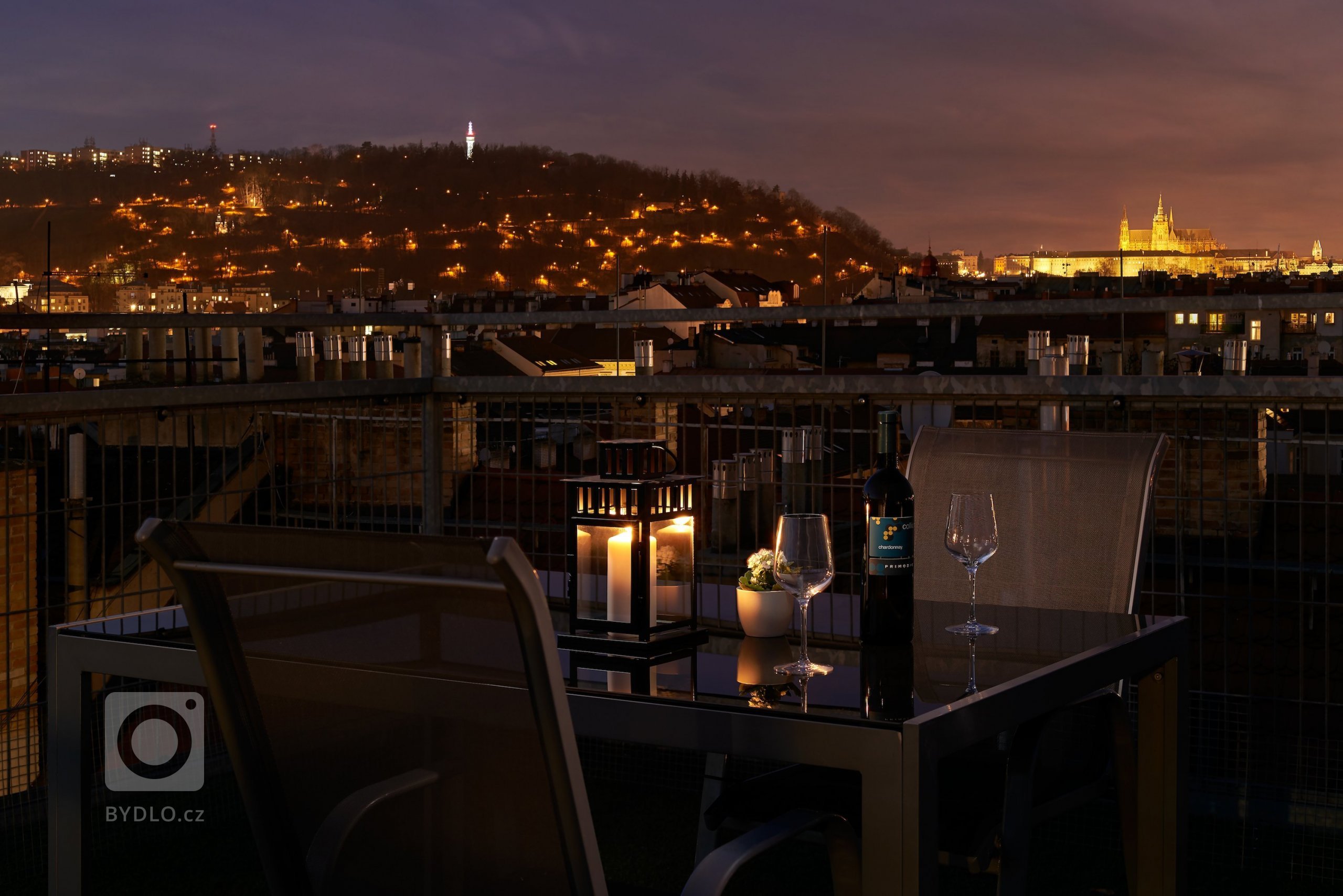 Přáním klienta bylo vytvořit neutrální, příjemný prostor s domácí atmosférou. Interiérové vybavení bylo potřeba do jisté míry podřídit stávajícímu zařízení …