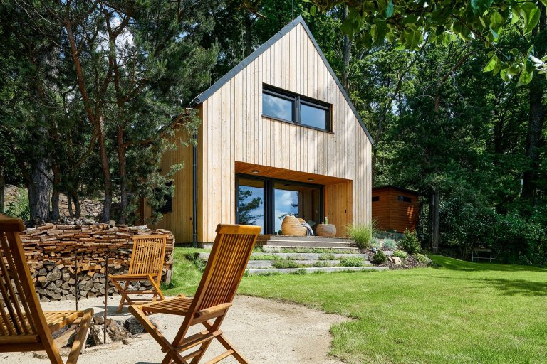 Chata po prarodičích měla již své nejlepší roky za sebou a vyžadovala kompletní rekonstrukci. Po dlouhém zvažování bylo nakonec majitelem rozhodnuto, že místo…