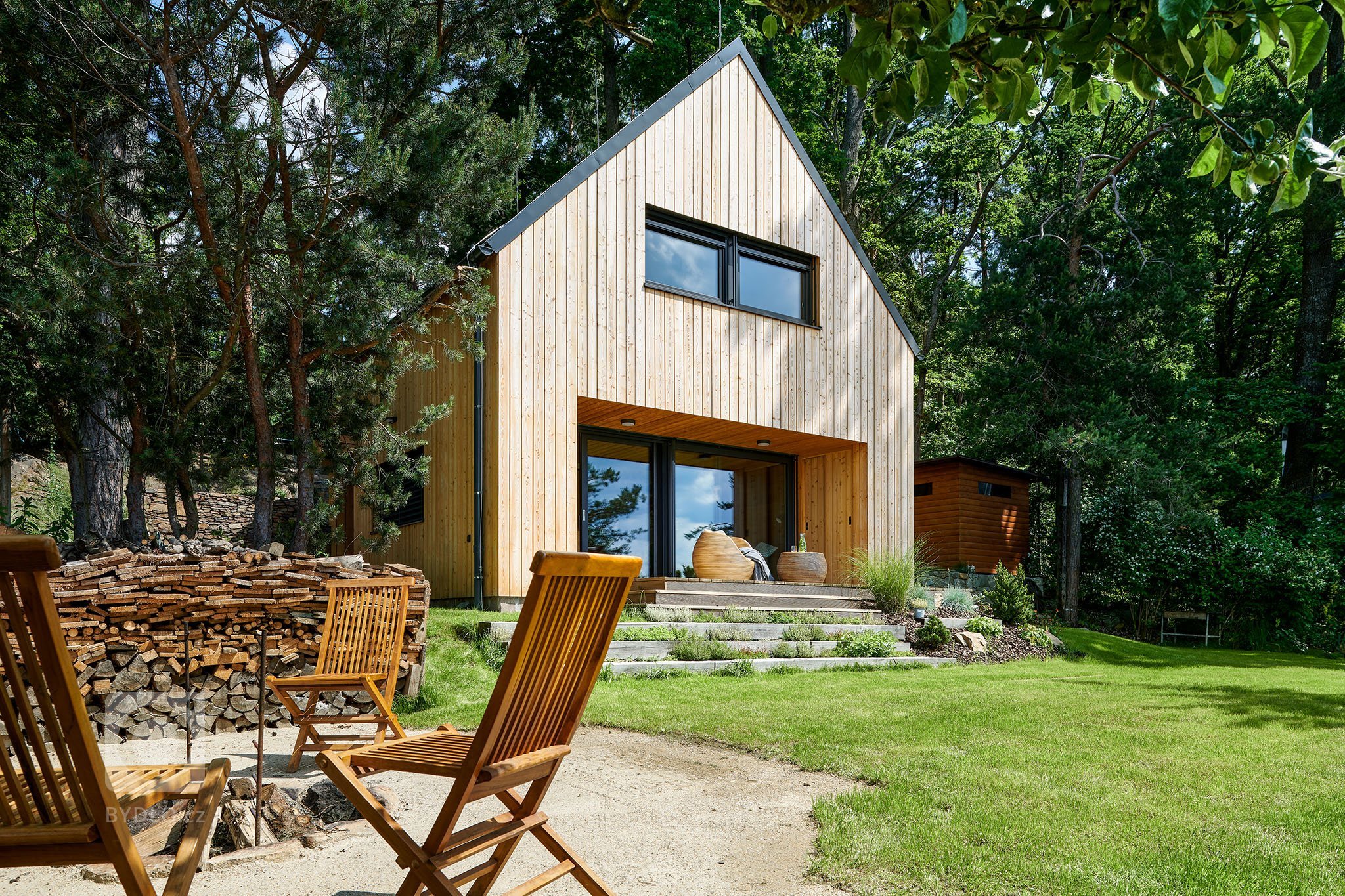 Chata po prarodičích měla již své nejlepší roky za sebou a vyžadovala kompletní rekonstrukci. Po dlouhém zvažování bylo nakonec majitelem rozhodnuto, že místo…