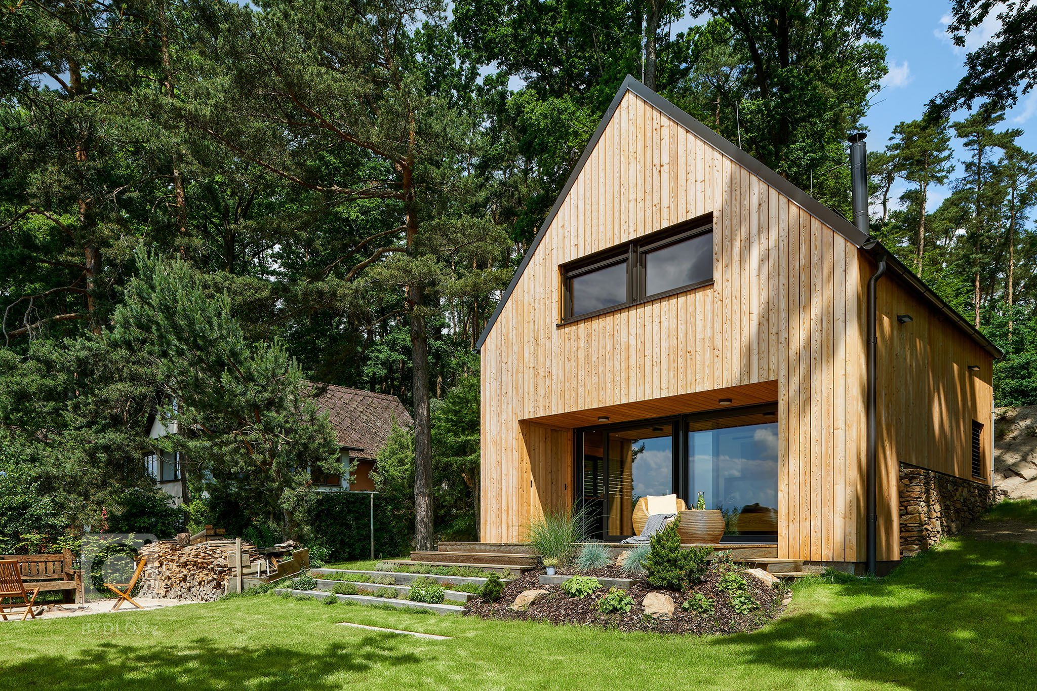 Chata po prarodičích měla již své nejlepší roky za sebou a vyžadovala kompletní rekonstrukci. Po dlouhém zvažování bylo nakonec majitelem rozhodnuto, že místo…