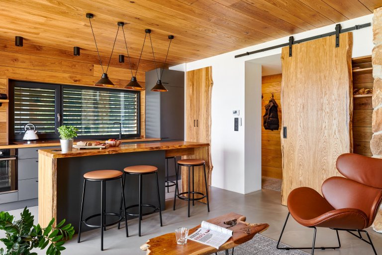 Chata po prarodičích měla již své nejlepší roky za sebou a vyžadovala kompletní rekonstrukci. Po dlouhém zvažování bylo nakonec majitelem rozhodnuto, že místo…