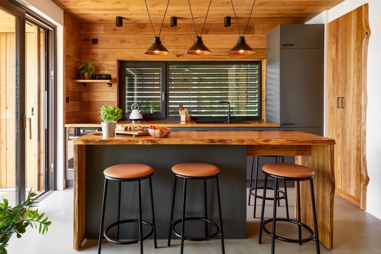 Chata po prarodičích měla již své nejlepší roky za sebou a vyžadovala kompletní rekonstrukci. Po dlouhém zvažování bylo nakonec majitelem rozhodnuto, že místo…