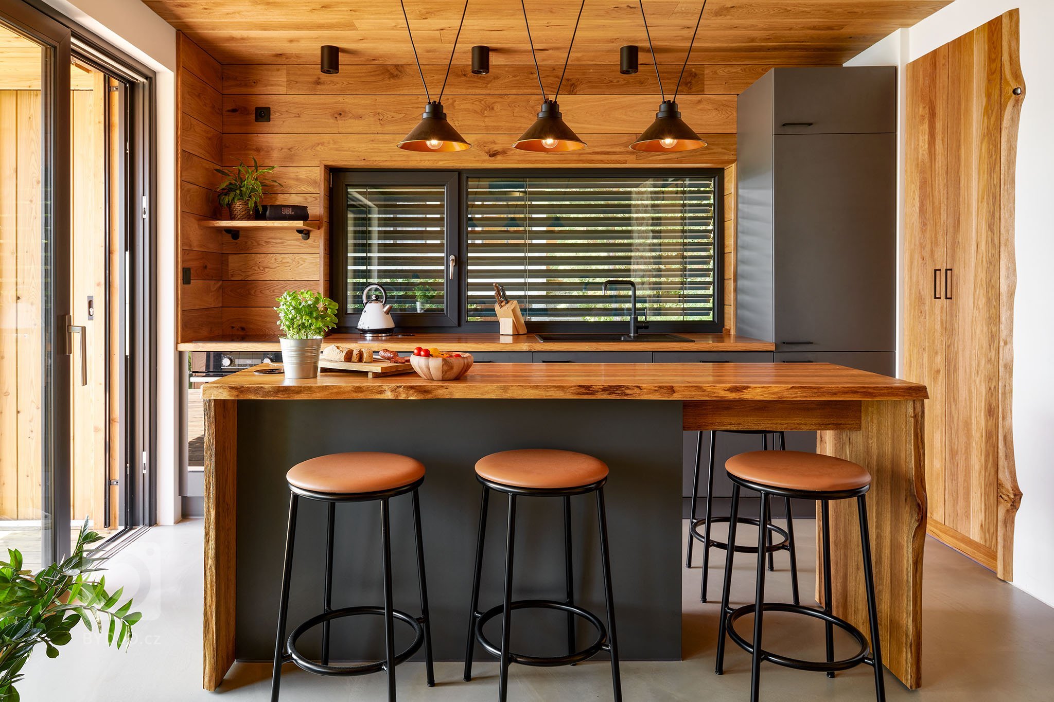 Chata po prarodičích měla již své nejlepší roky za sebou a vyžadovala kompletní rekonstrukci. Po dlouhém zvažování bylo nakonec majitelem rozhodnuto, že místo…