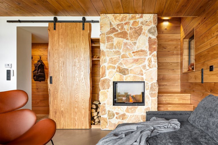 Chata po prarodičích měla již své nejlepší roky za sebou a vyžadovala kompletní rekonstrukci. Po dlouhém zvažování bylo nakonec majitelem rozhodnuto, že místo…