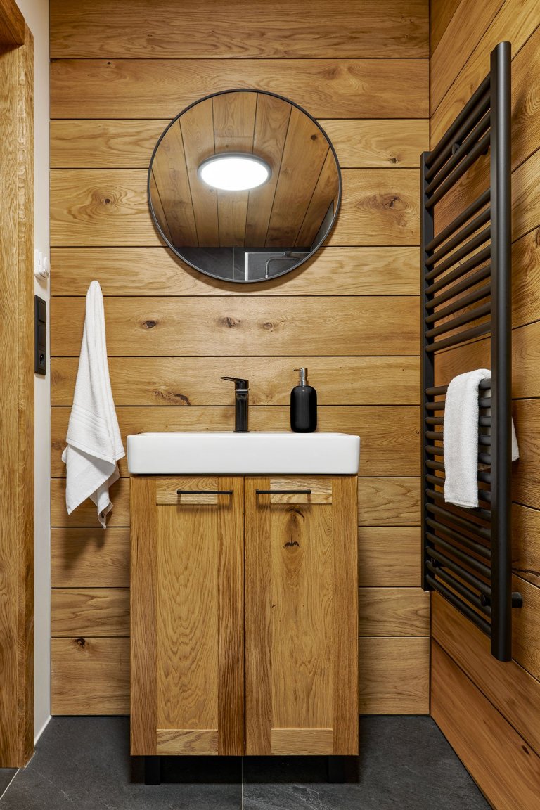 Chata po prarodičích měla již své nejlepší roky za sebou a vyžadovala kompletní rekonstrukci. Po dlouhém zvažování bylo nakonec majitelem rozhodnuto, že místo…