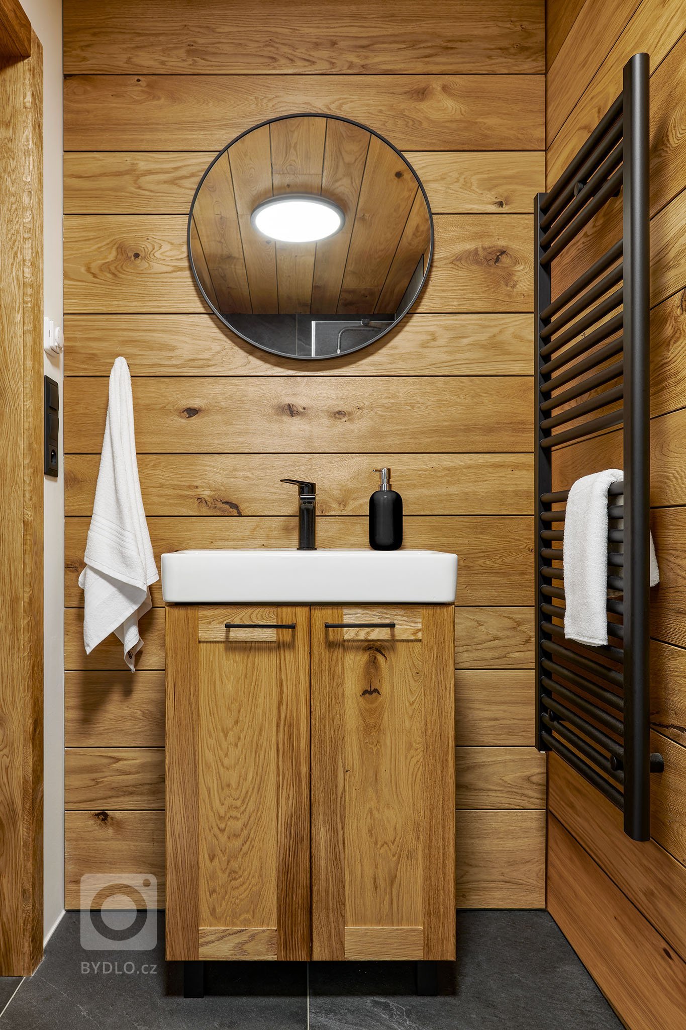 Chata po prarodičích měla již své nejlepší roky za sebou a vyžadovala kompletní rekonstrukci. Po dlouhém zvažování bylo nakonec majitelem rozhodnuto, že místo…