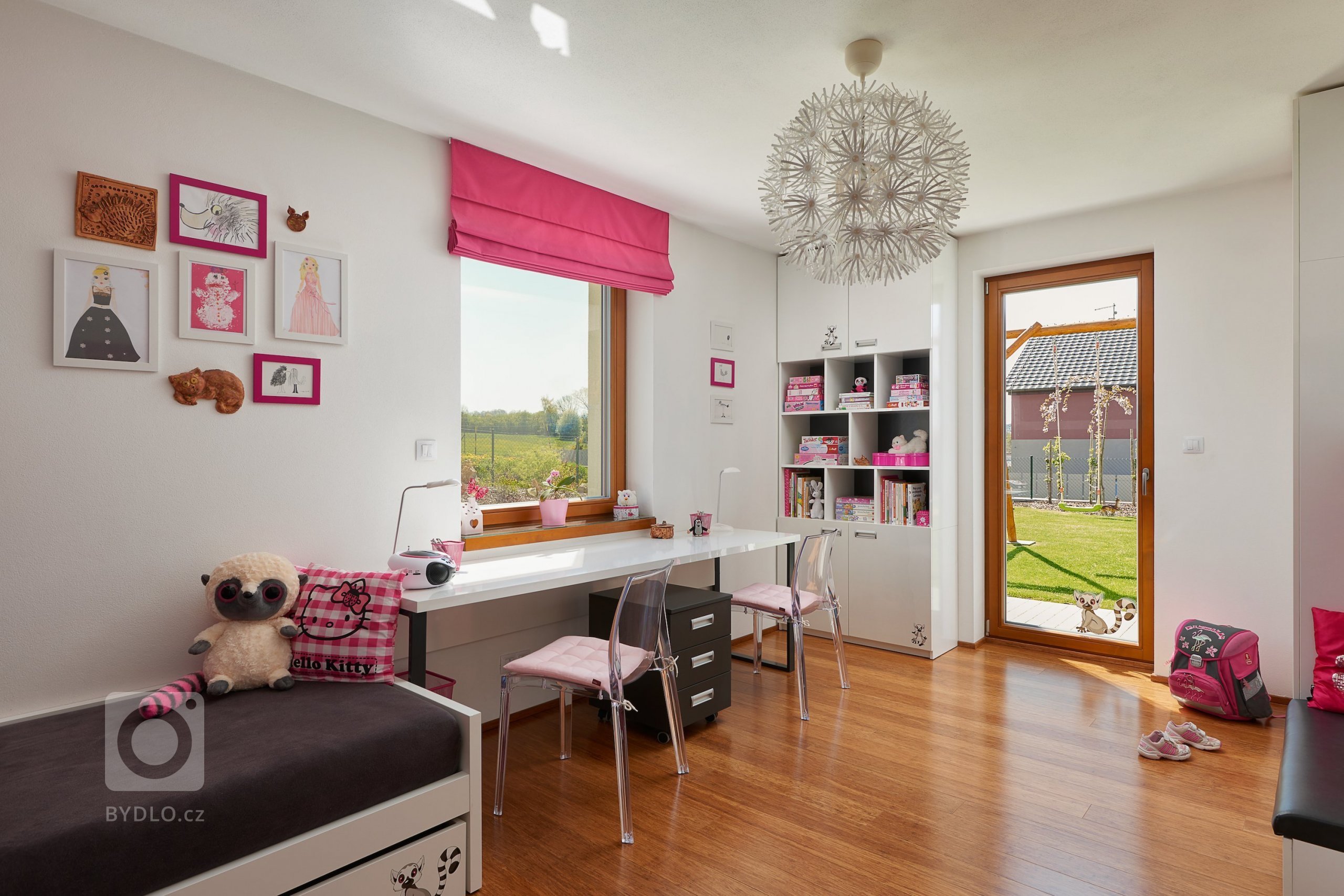 Pokojíček pro dvě holčičky (5 a 9 let) s požadavkem na dostatek úložných prostor. Z oblíbených témat dětí (lemuři a Hello Kitty) vzešla jasná barevná kombinace…