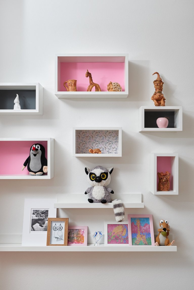 Pokojíček pro dvě holčičky (5 a 9 let) s požadavkem na dostatek úložných prostor. Z oblíbených témat dětí (lemuři a Hello Kitty) vzešla jasná barevná kombinace…