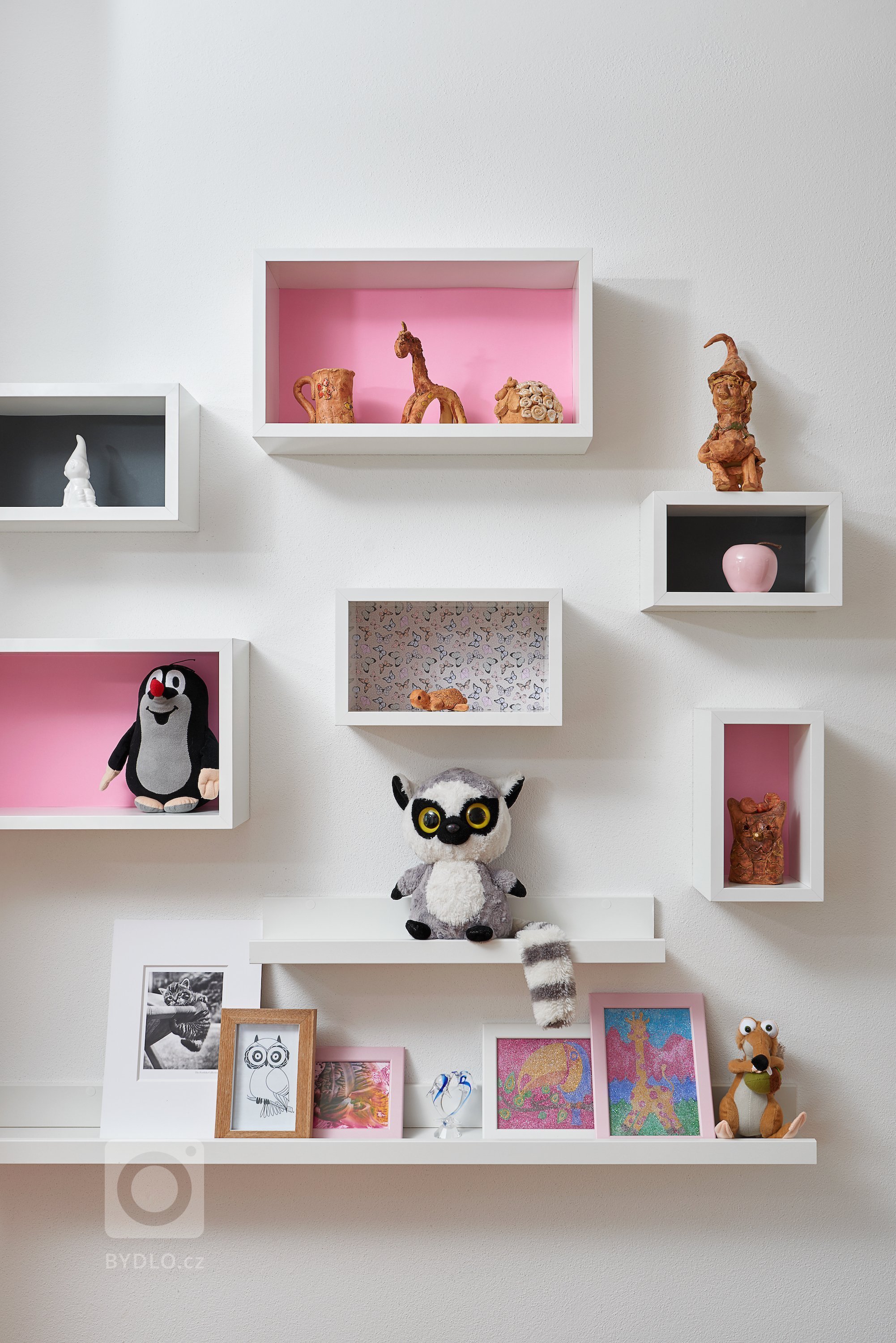 Pokojíček pro dvě holčičky (5 a 9 let) s požadavkem na dostatek úložných prostor. Z oblíbených témat dětí (lemuři a Hello Kitty) vzešla jasná barevná kombinace…