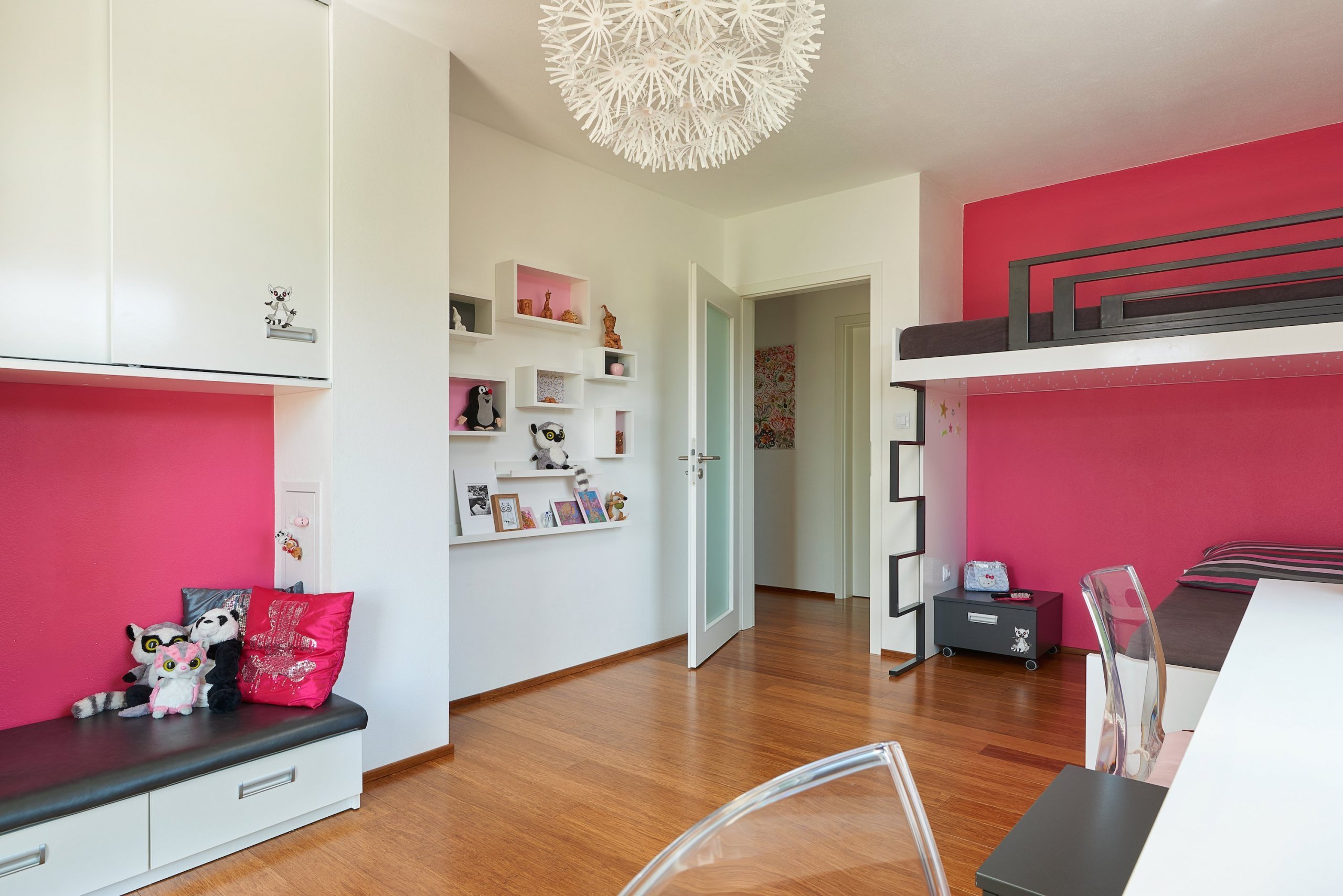 Pokojíček pro dvě holčičky (5 a 9 let) s požadavkem na dostatek úložných prostor. Z oblíbených témat dětí (lemuři a Hello Kitty) vzešla jasná barevná kombinace…