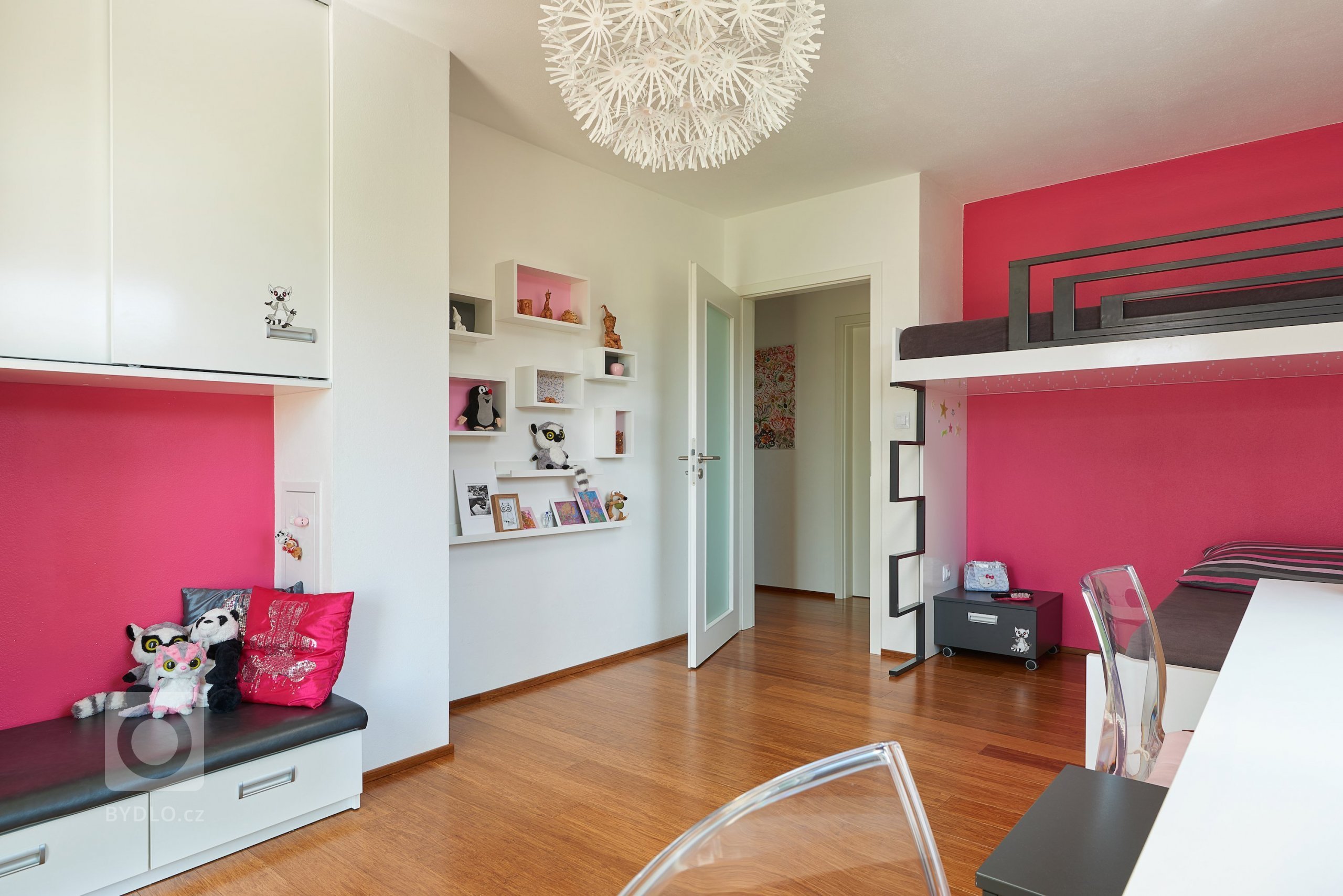 Pokojíček pro dvě holčičky (5 a 9 let) s požadavkem na dostatek úložných prostor. Z oblíbených témat dětí (lemuři a Hello Kitty) vzešla jasná barevná kombinace…