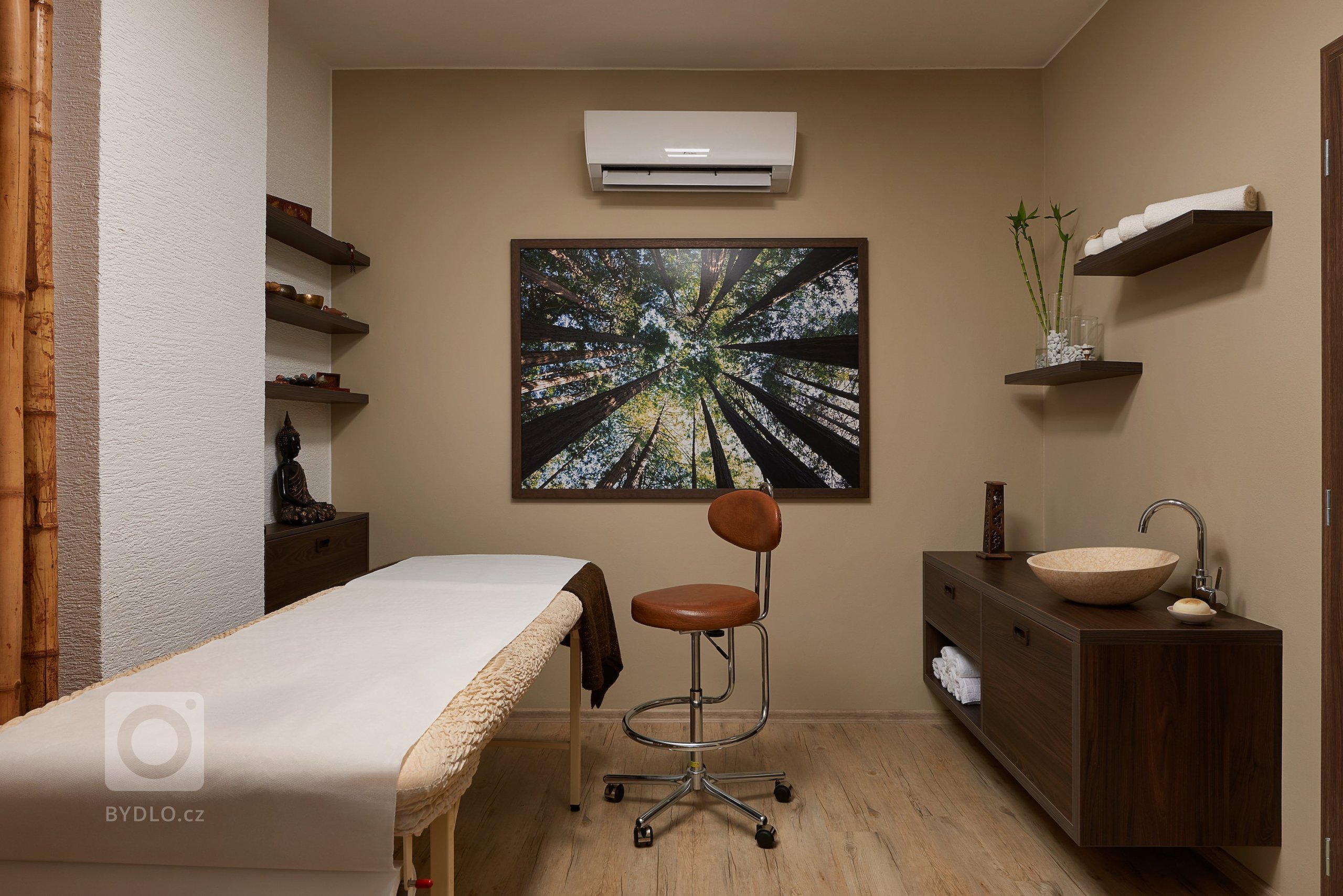 Návrh a realizace dvou kanceláří včetně zázemí a čekárny, &nbsp;situované na okraji malé obce, obklopené krásnou přírodou. Cílem tohoto projektu bylo vytvořit…