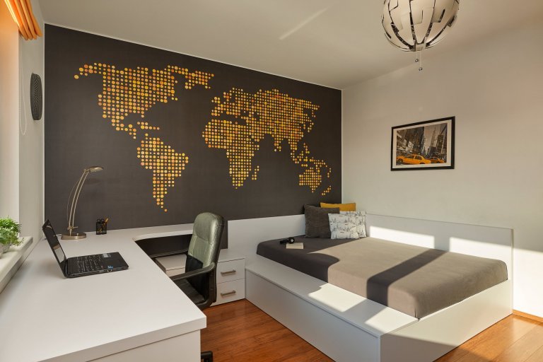 Čtrnáctiletý chlapec se zájmem o zeměpis, cestování a počítačové hry toužil po moderním studentském pokoji s prostorným lůžkem.

Koncept tohoto interiéru…