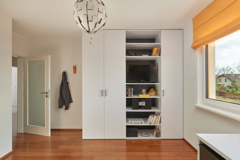 Čtrnáctiletý chlapec se zájmem o zeměpis, cestování a počítačové hry toužil po moderním studentském pokoji s prostorným lůžkem.

Koncept tohoto interiéru…