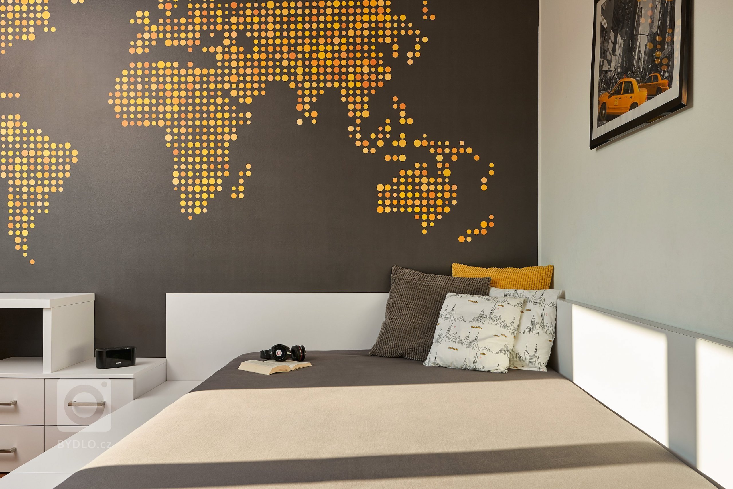 Čtrnáctiletý chlapec se zájmem o zeměpis, cestování a počítačové hry toužil po moderním studentském pokoji s prostorným lůžkem.

Koncept tohoto interiéru…