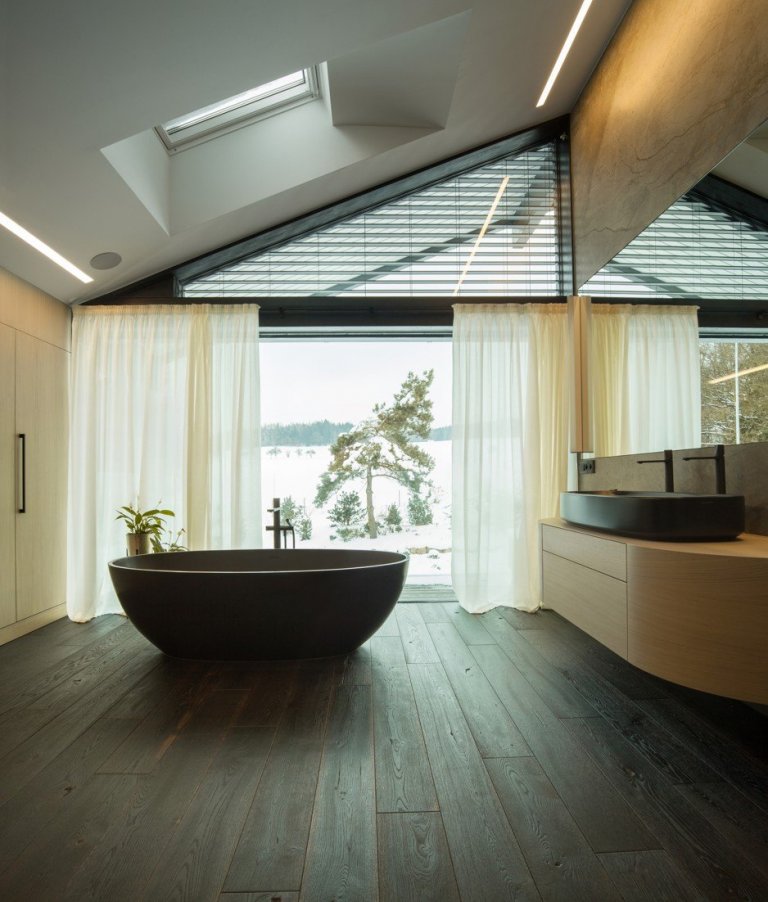 V interiéru dřevostavby u jezera jsme pokládali 550 m&sup2; prémiové dubové podlahy&nbsp;Princ Parket&nbsp;Volcano.&nbsp;Dřevěná podlaha&nbsp;je celoplošně…