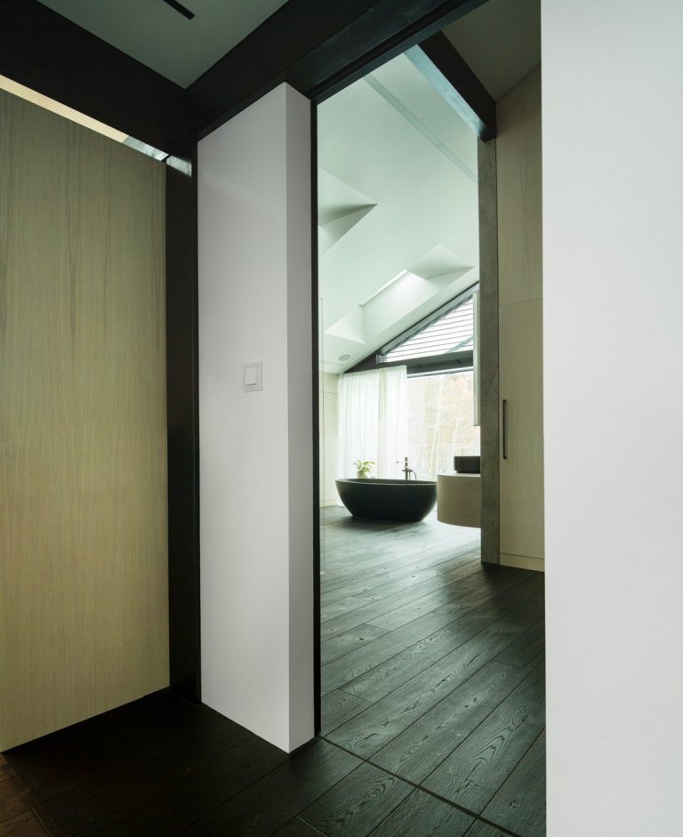 V interiéru dřevostavby u jezera jsme pokládali 550 m&sup2; prémiové dubové podlahy&nbsp;Princ Parket&nbsp;Volcano.&nbsp;Dřevěná podlaha&nbsp;je celoplošně…