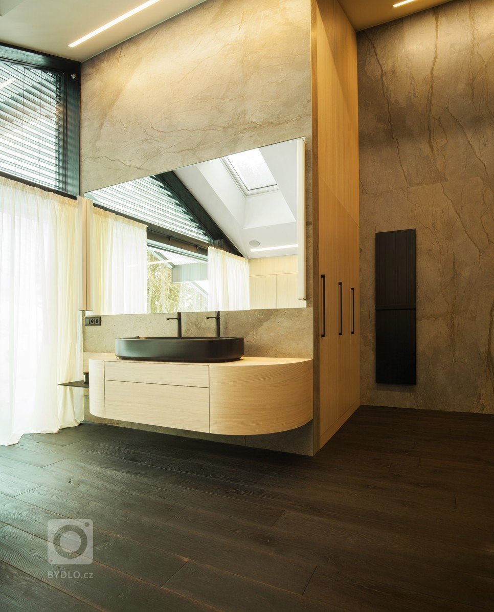 V interiéru dřevostavby u jezera jsme pokládali 550 m&sup2; prémiové dubové podlahy&nbsp;Princ Parket&nbsp;Volcano.&nbsp;Dřevěná podlaha&nbsp;je celoplošně…