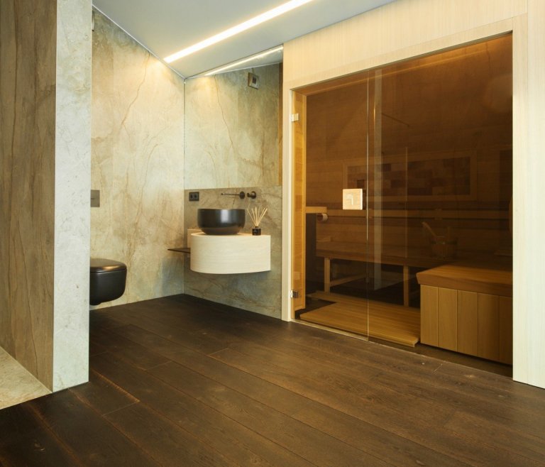 V interiéru dřevostavby u jezera jsme pokládali 550 m&sup2; prémiové dubové podlahy&nbsp;Princ Parket&nbsp;Volcano.&nbsp;Dřevěná podlaha&nbsp;je celoplošně…