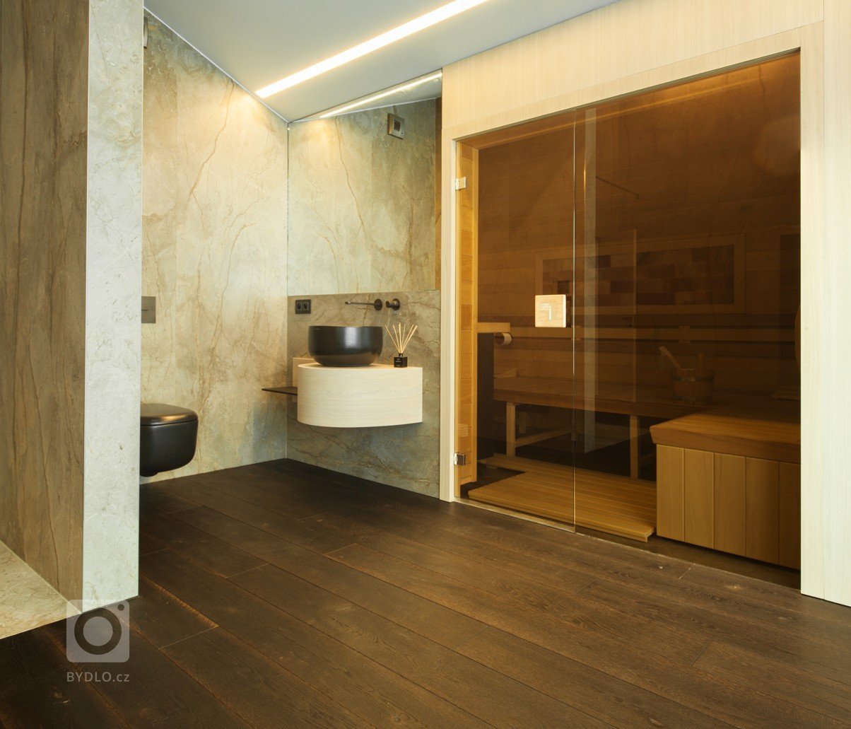 V interiéru dřevostavby u jezera jsme pokládali 550 m&sup2; prémiové dubové podlahy&nbsp;Princ Parket&nbsp;Volcano.&nbsp;Dřevěná podlaha&nbsp;je celoplošně…