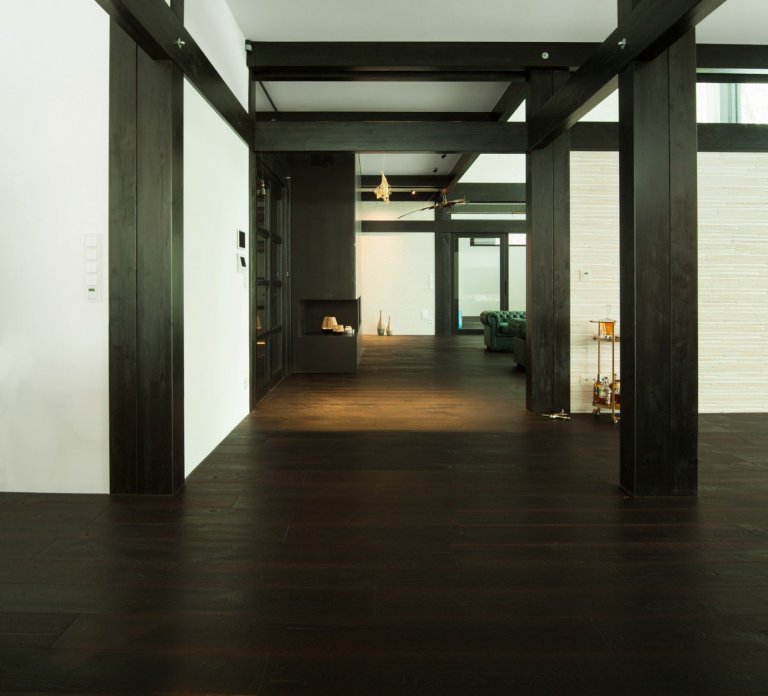 V interiéru dřevostavby u jezera jsme pokládali 550 m&sup2; prémiové dubové podlahy&nbsp;Princ Parket&nbsp;Volcano.&nbsp;Dřevěná podlaha&nbsp;je celoplošně…