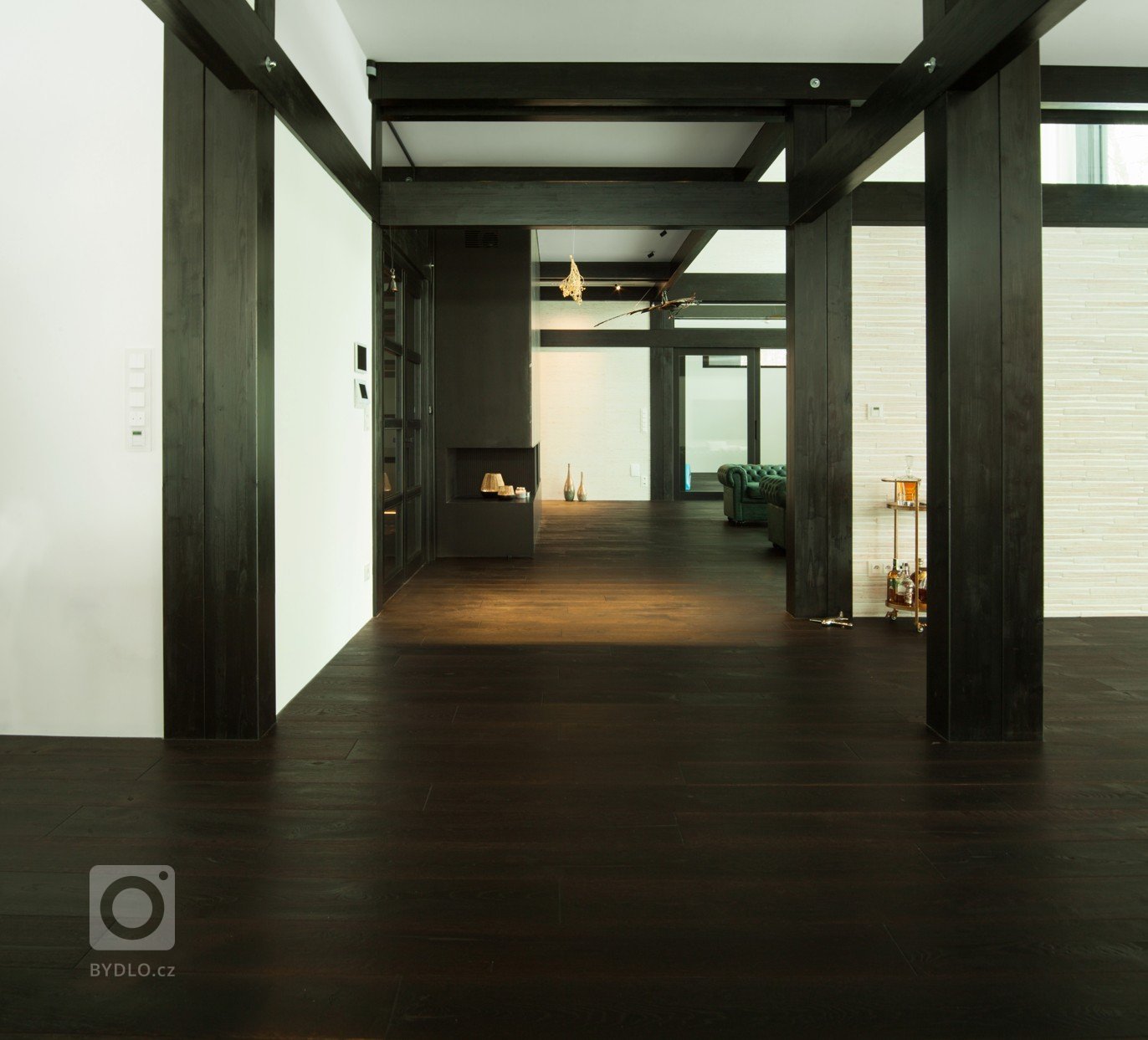 V interiéru dřevostavby u jezera jsme pokládali 550 m&sup2; prémiové dubové podlahy&nbsp;Princ Parket&nbsp;Volcano.&nbsp;Dřevěná podlaha&nbsp;je celoplošně…