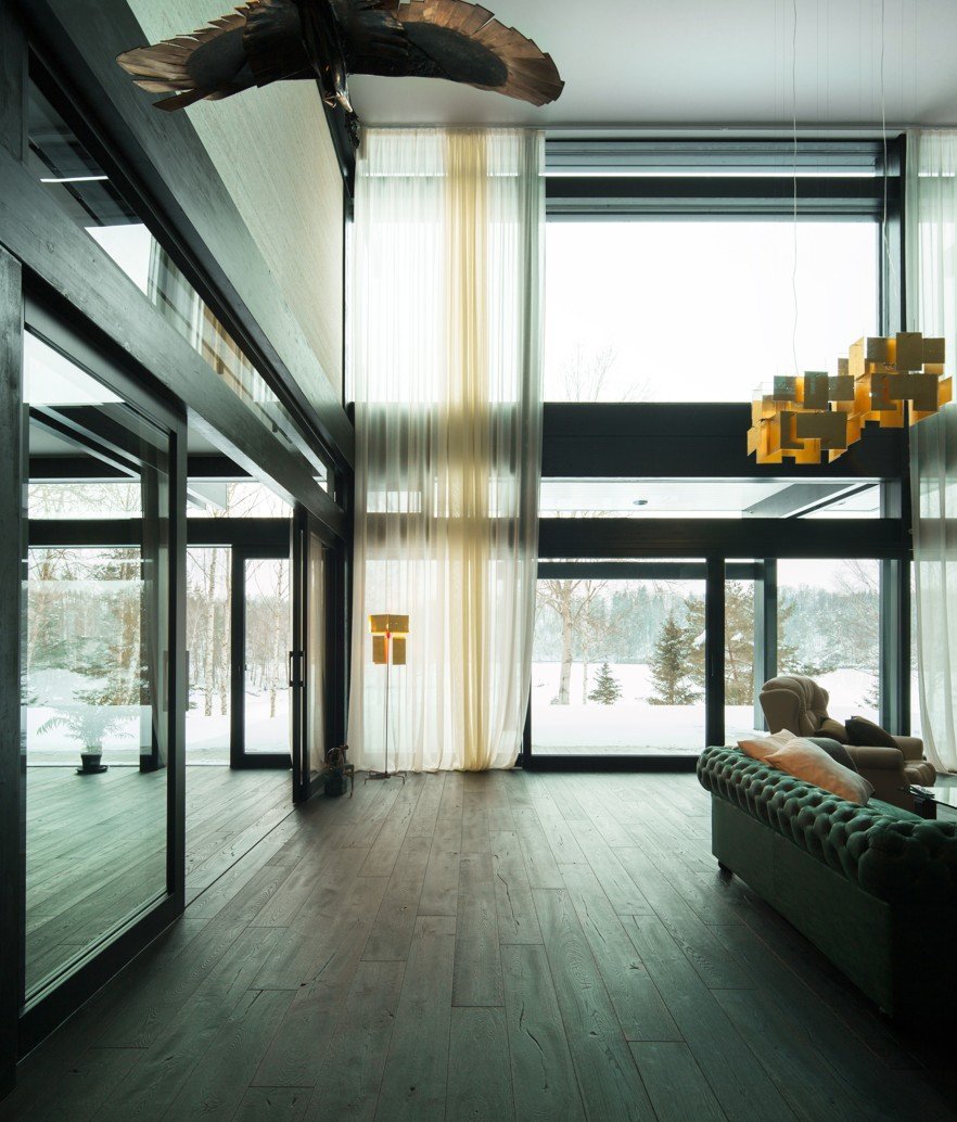 V interiéru dřevostavby u jezera jsme pokládali 550 m&sup2; prémiové dubové podlahy&nbsp;Princ Parket&nbsp;Volcano.&nbsp;Dřevěná podlaha&nbsp;je celoplošně…