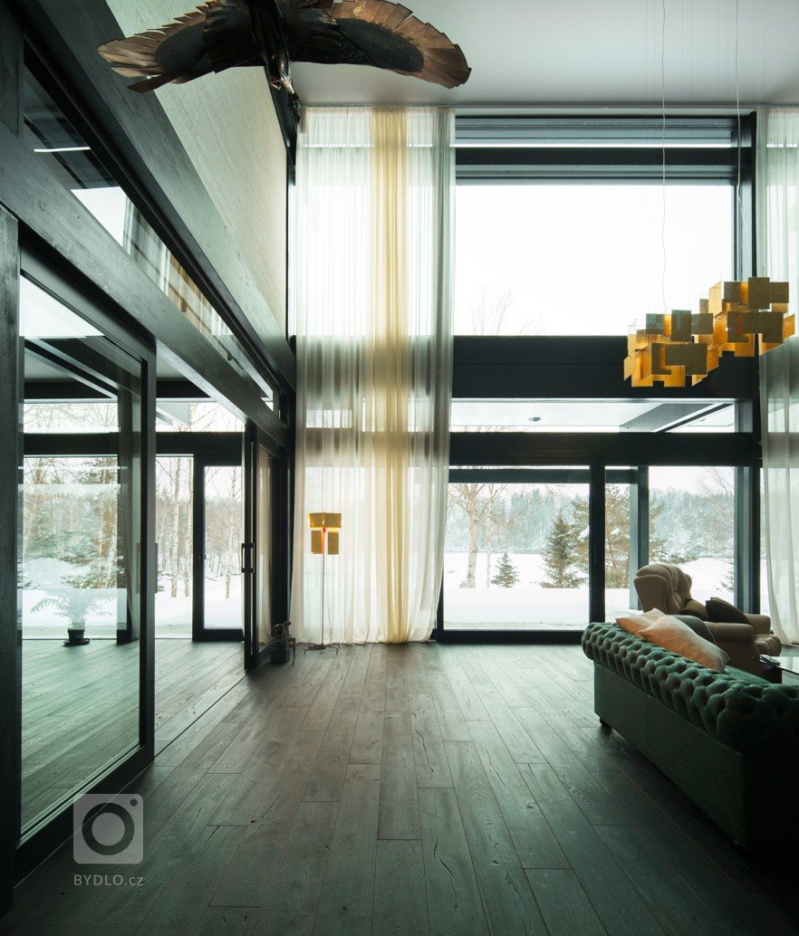 V interiéru dřevostavby u jezera jsme pokládali 550 m&sup2; prémiové dubové podlahy&nbsp;Princ Parket&nbsp;Volcano.&nbsp;Dřevěná podlaha&nbsp;je celoplošně…