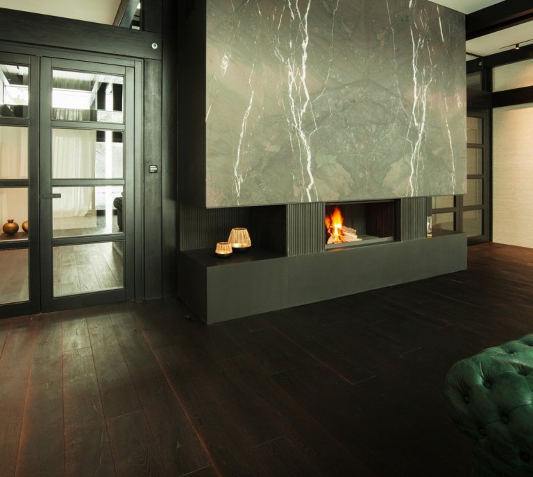 V interiéru dřevostavby u jezera jsme pokládali 550 m&sup2; prémiové dubové podlahy&nbsp;Princ Parket&nbsp;Volcano.&nbsp;Dřevěná podlaha&nbsp;je celoplošně…