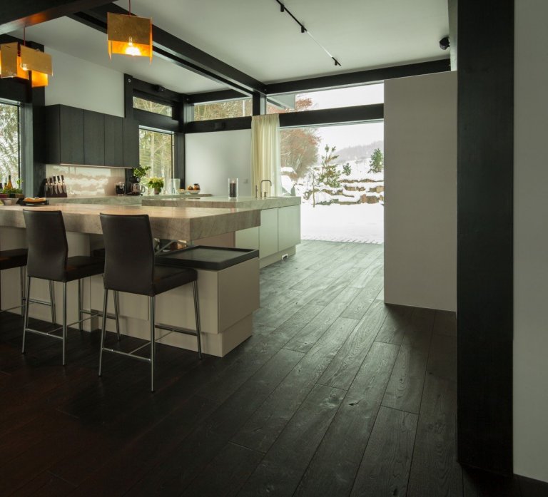 V interiéru dřevostavby u jezera jsme pokládali 550 m&sup2; prémiové dubové podlahy&nbsp;Princ Parket&nbsp;Volcano.&nbsp;Dřevěná podlaha&nbsp;je celoplošně…