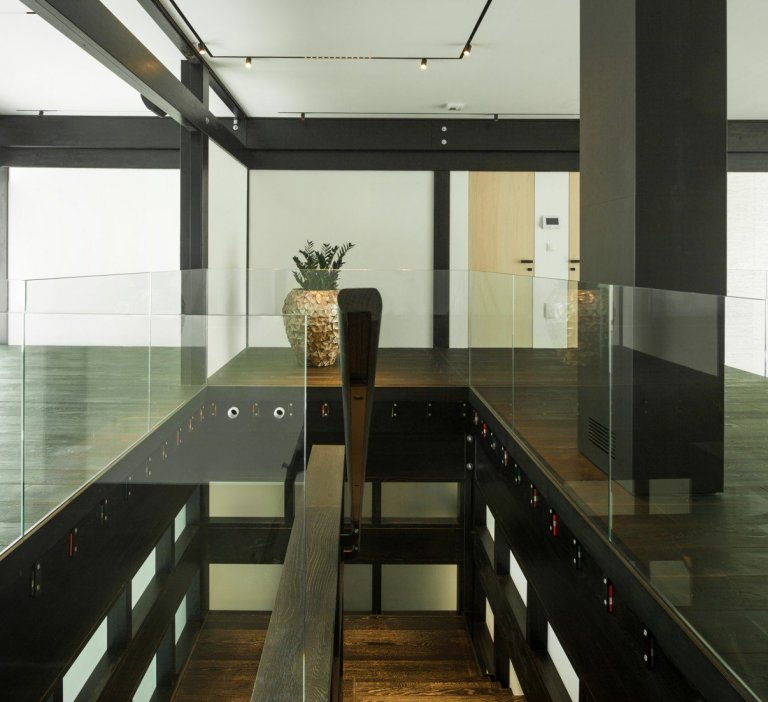 V interiéru dřevostavby u jezera jsme pokládali 550 m&sup2; prémiové dubové podlahy&nbsp;Princ Parket&nbsp;Volcano.&nbsp;Dřevěná podlaha&nbsp;je celoplošně…