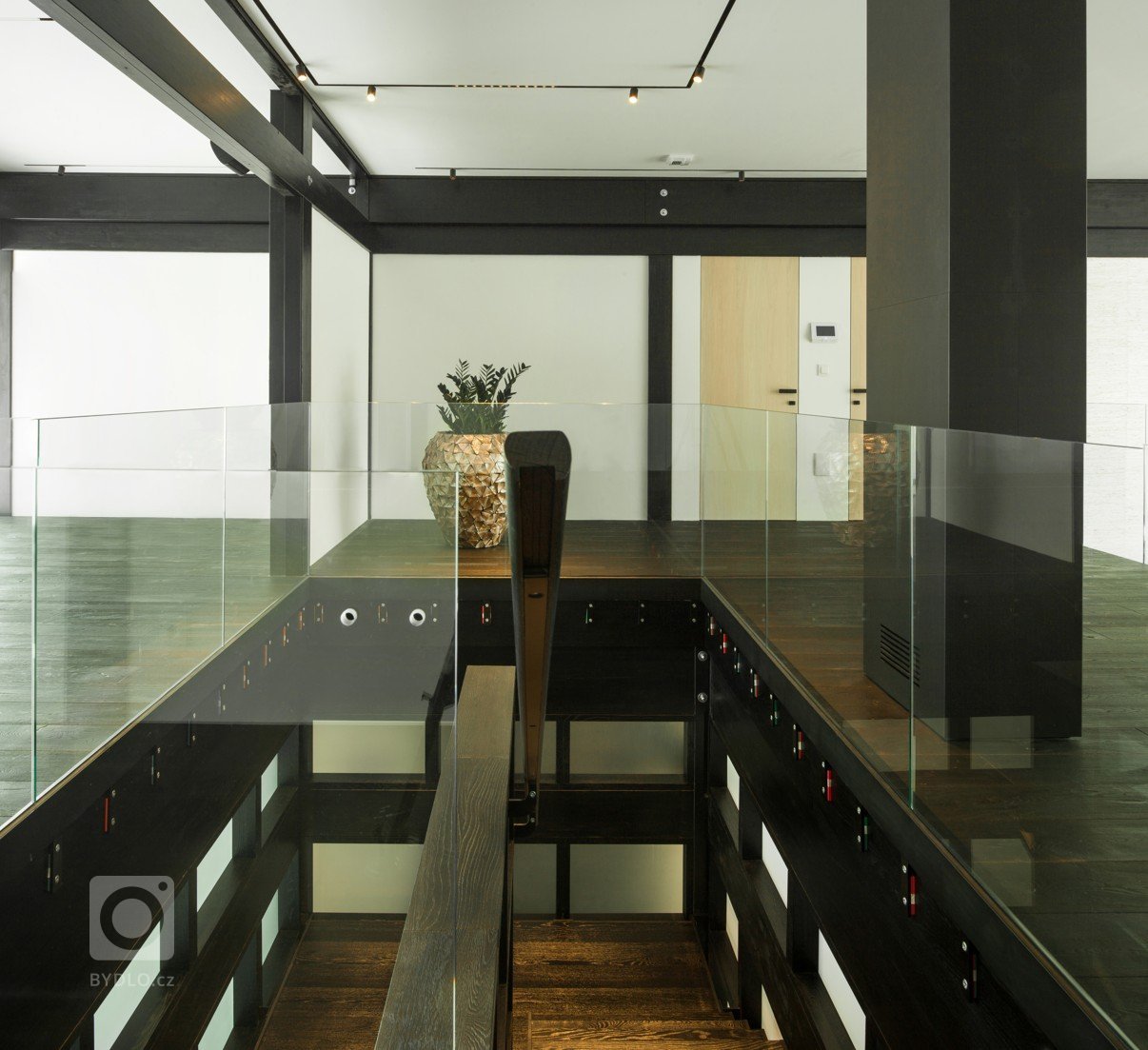 V interiéru dřevostavby u jezera jsme pokládali 550 m&sup2; prémiové dubové podlahy&nbsp;Princ Parket&nbsp;Volcano.&nbsp;Dřevěná podlaha&nbsp;je celoplošně…