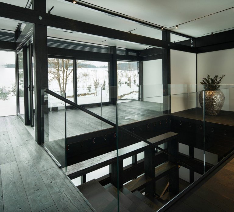 V interiéru dřevostavby u jezera jsme pokládali 550 m&sup2; prémiové dubové podlahy&nbsp;Princ Parket&nbsp;Volcano.&nbsp;Dřevěná podlaha&nbsp;je celoplošně…