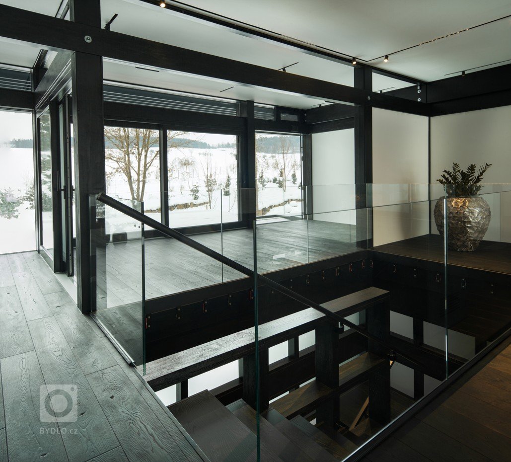 V interiéru dřevostavby u jezera jsme pokládali 550 m&sup2; prémiové dubové podlahy&nbsp;Princ Parket&nbsp;Volcano.&nbsp;Dřevěná podlaha&nbsp;je celoplošně…