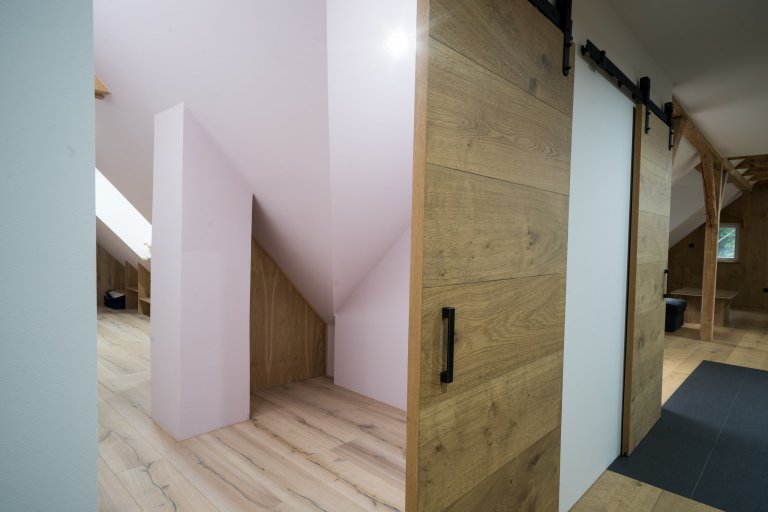 Pokládka podlah&nbsp;od výrobců&nbsp;Meister&nbsp;a&nbsp;Princ Parket&nbsp;s využitím velkoformátových dubových podlah, které jsou celoplošně lepené a umožňují…