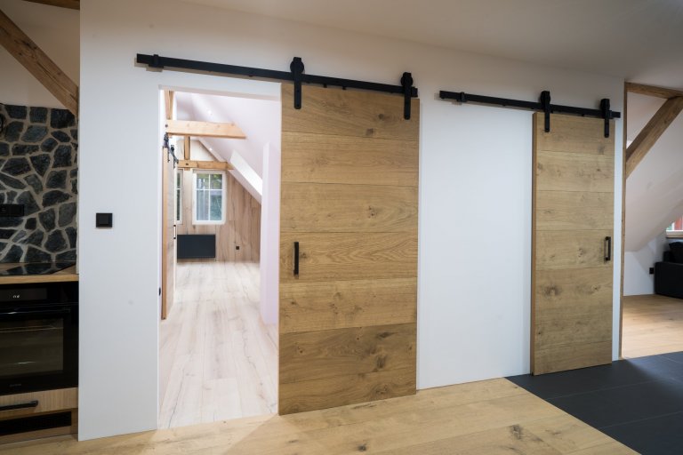 Pokládka podlah&nbsp;od výrobců&nbsp;Meister&nbsp;a&nbsp;Princ Parket&nbsp;s využitím velkoformátových dubových podlah, které jsou celoplošně lepené a umožňují…